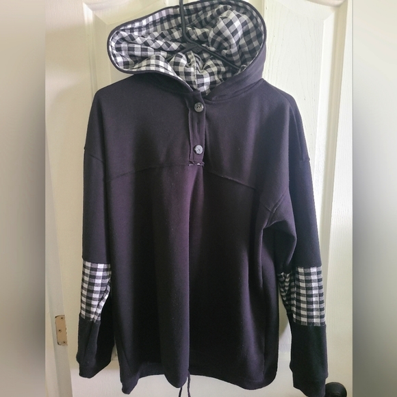 Maurices Tops - XXL Maurices black Buffalocheck sweatshirt